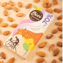 Barra de chocolate oscuro con almendras tostadas y sal del Himalaya 70%